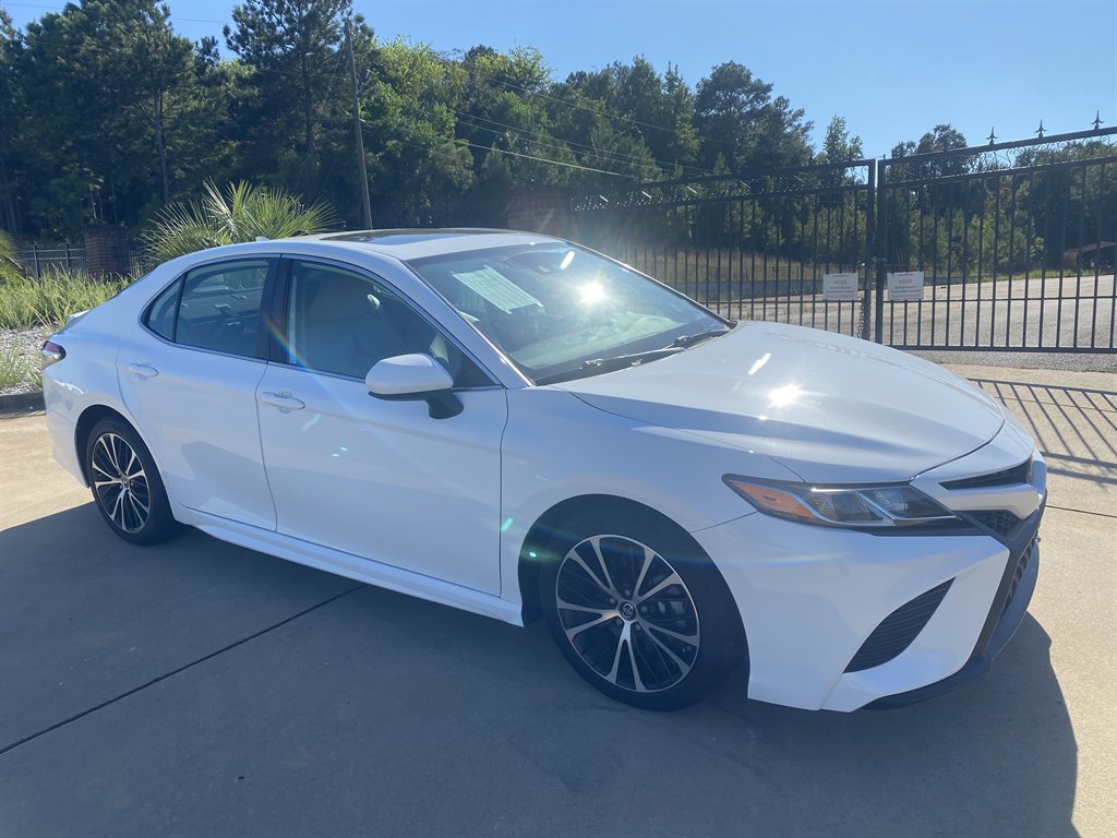 2019 Toyota Camry SE's photo
